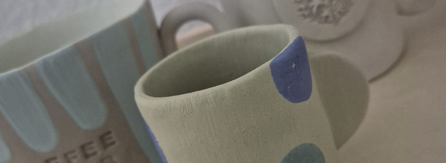 Tassenkurs Keramik Farbenfrohe Tassen aus Keramik in verschiedenen Formen und Mustern.